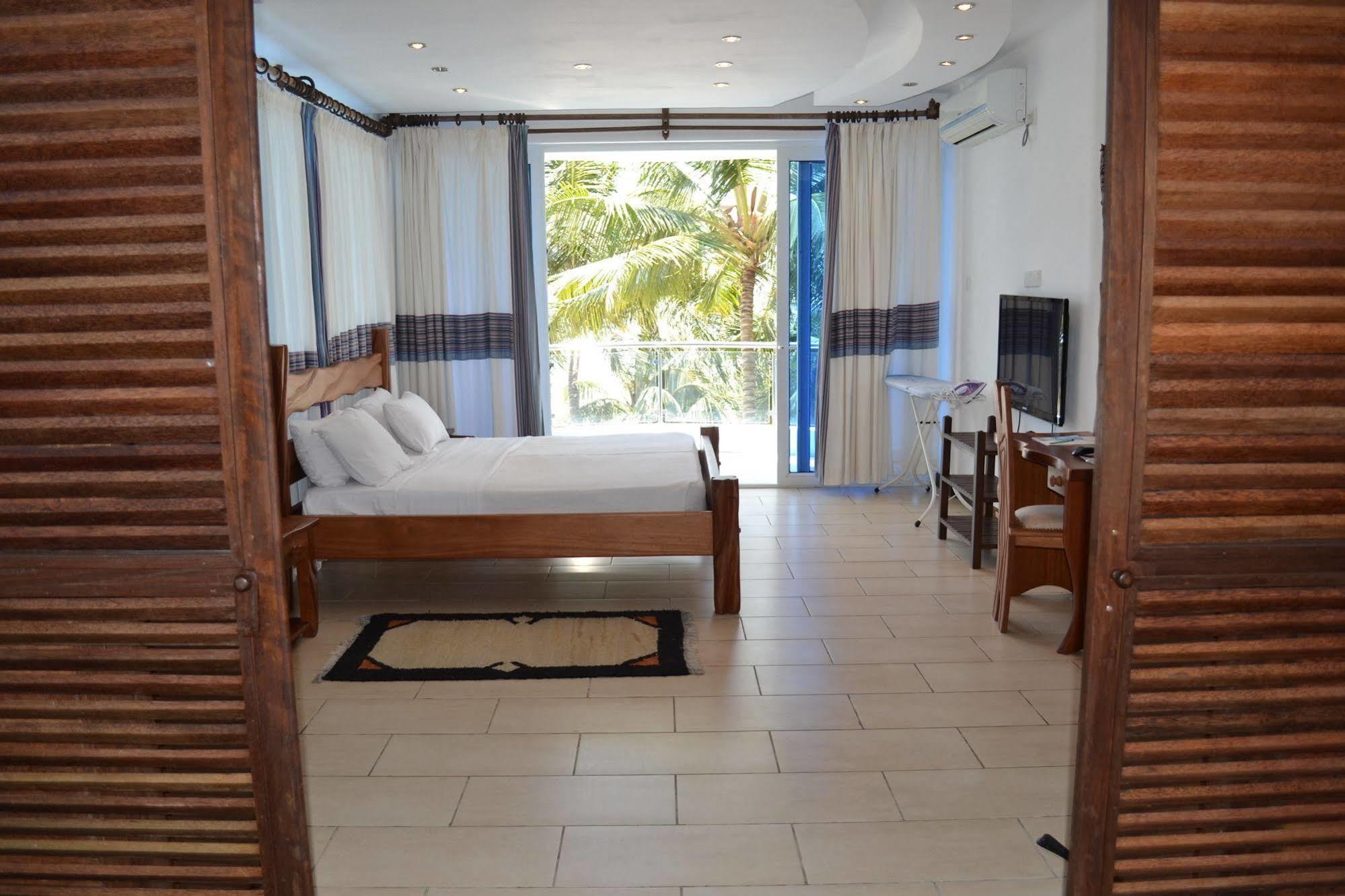 Cowrie Shell Beach Apartments Official Бамбури Екстериор снимка